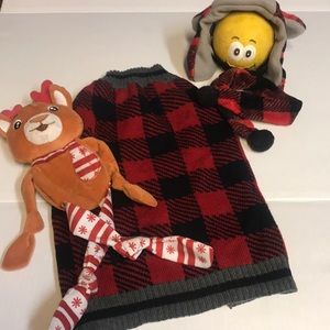 Sweater and crinkly toy